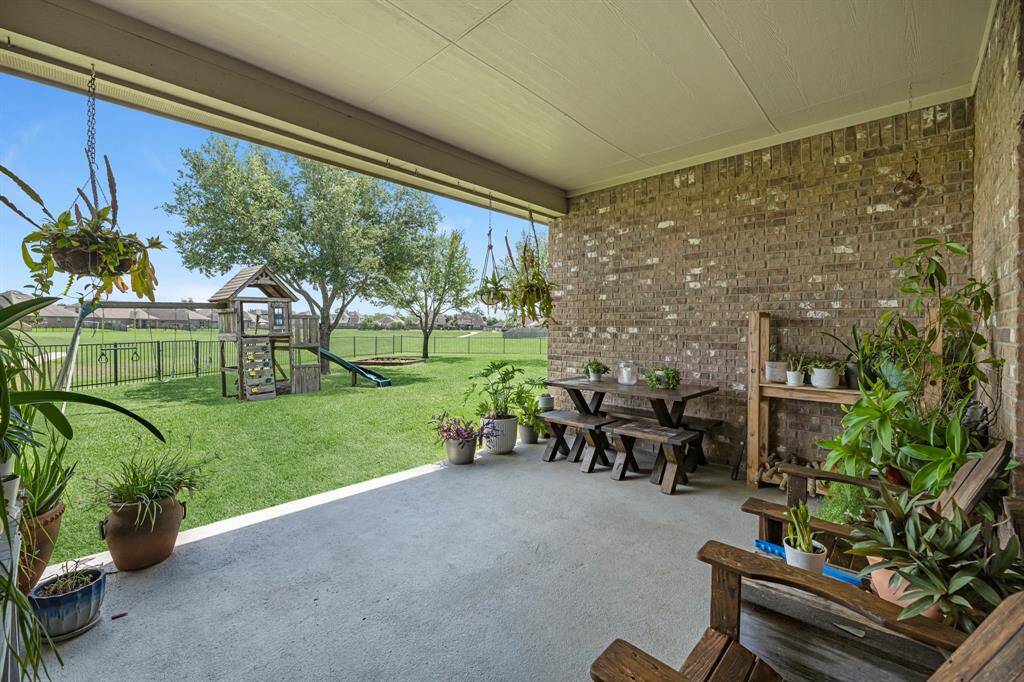 I just love this backyard. Over 11,000 sq. ft. lot with mature trees in the back yard.