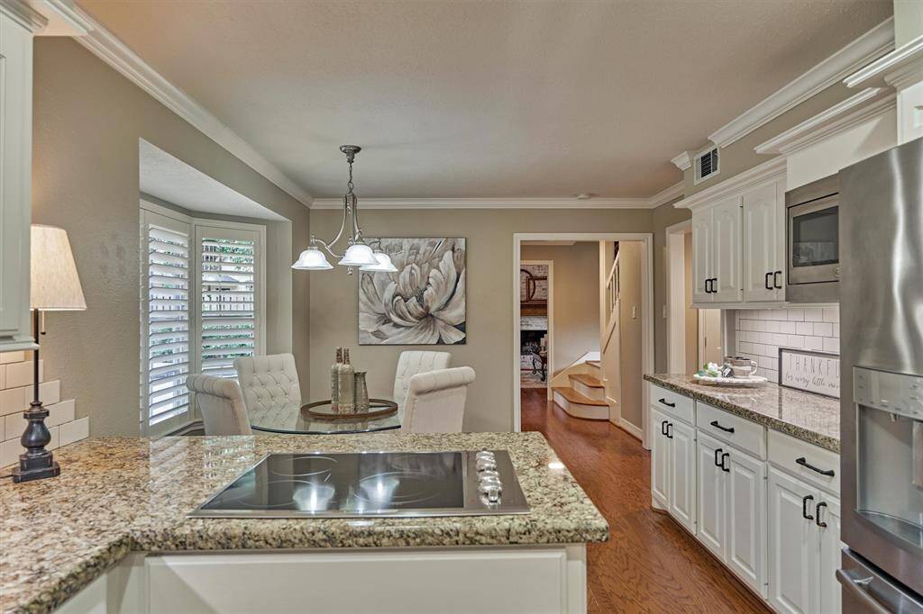 Electric cooktop (gas line nearby), double ovens, under cabinet lighting & full pantry storage make this kitchen a joy to use.