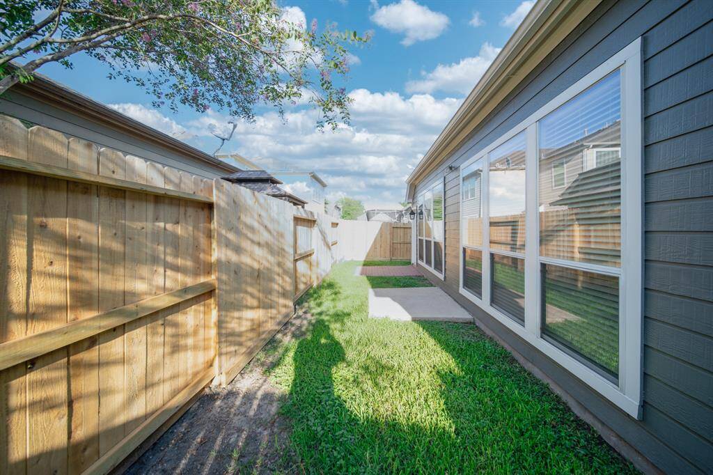 All appliances are included, and water and trash services are included in the rent. You don't want to miss out on this opportunity! Welcome home!