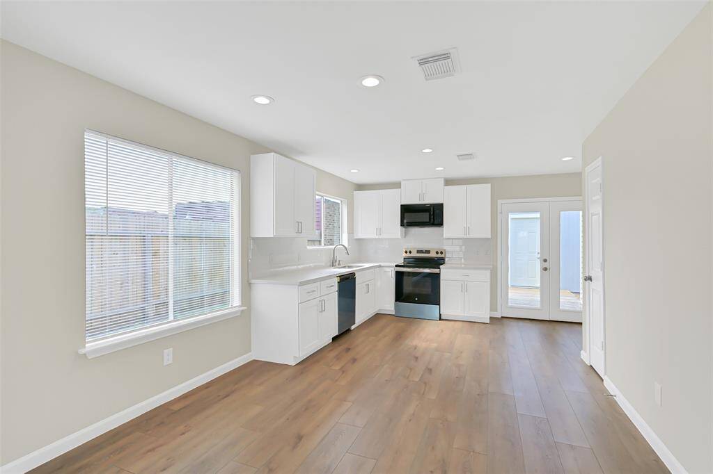 This open space offers both function and style, with plenty of room for casual dining and direct access to the outdoors for seamless indoor-outdoor living.