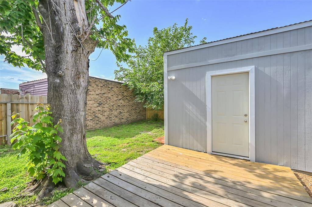This private backyard deck creates the perfect outdoor retreat, ideal for relaxing in the sun or hosting gatherings. The space is perfect for enjoying quiet moments or entertaining friends and family.