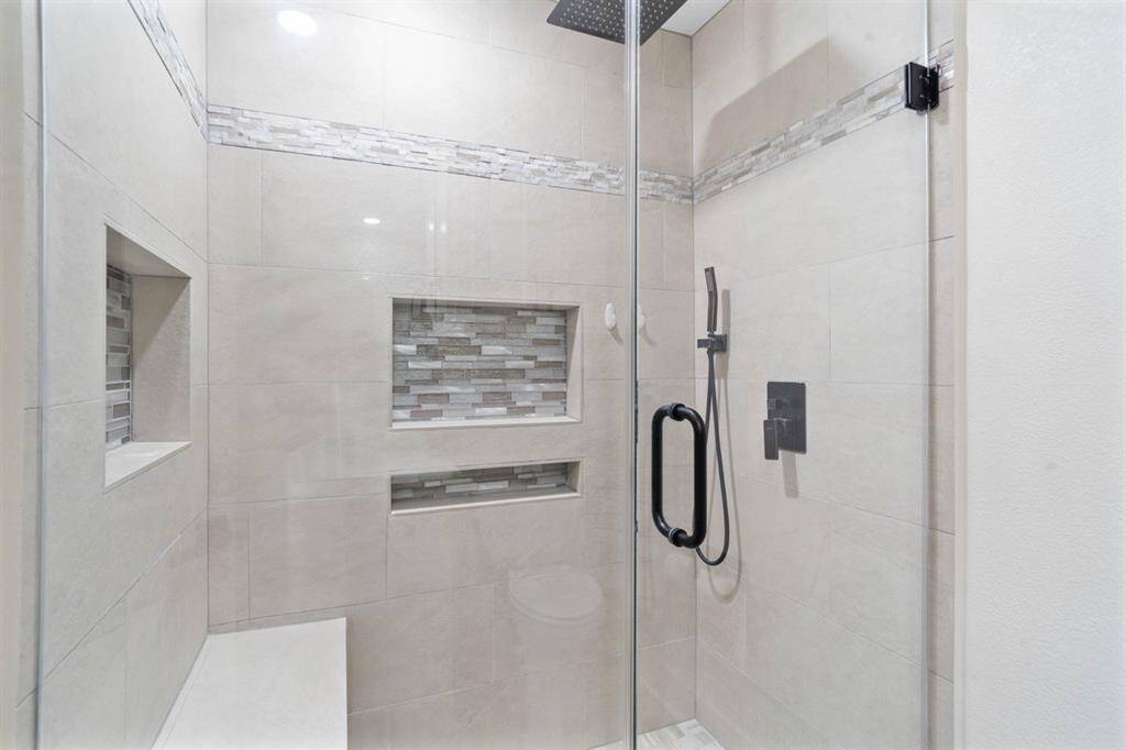 Secondary glass shower w rain head