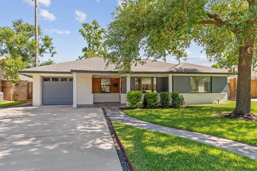 The full schmear brick exterior with bold accents creates striking curb appeal. Steps from West 11th Street Park and White Oak Bayou Trail, with some of Houston’s best restaurants and bars just around the corner.