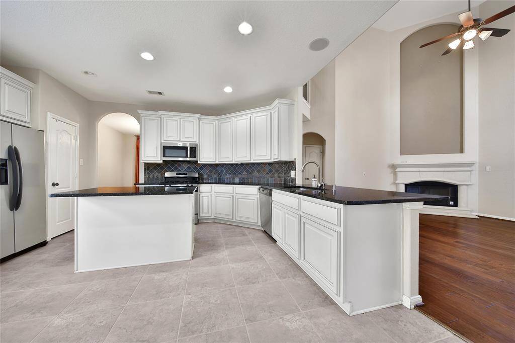 Spacious kitchen with very clean tile!