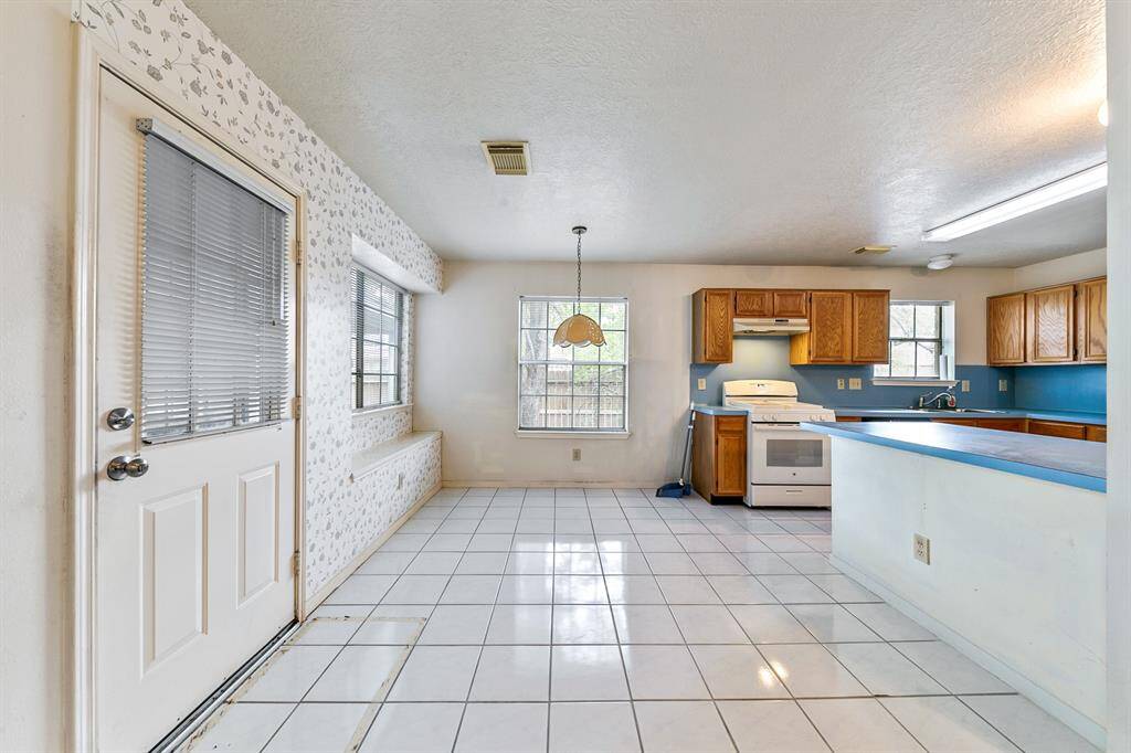 There is a breakfast nook right off the kitchen.Previous photos from 2022 Prior to freeze