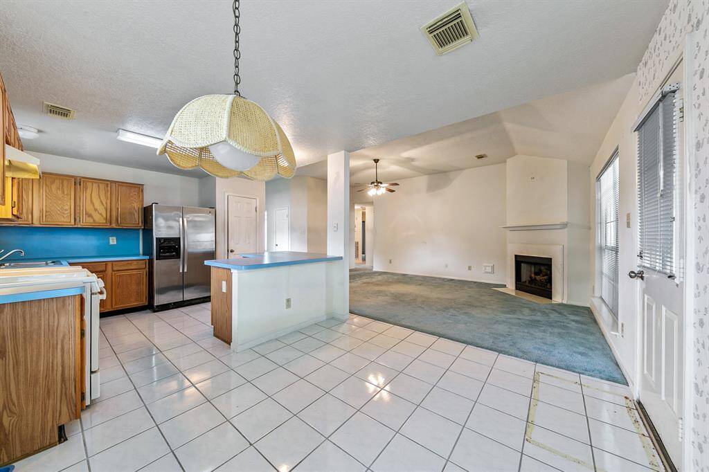 There is a great open floor plan between the kitchen and living room. Previous photos from 2022 Prior to freeze