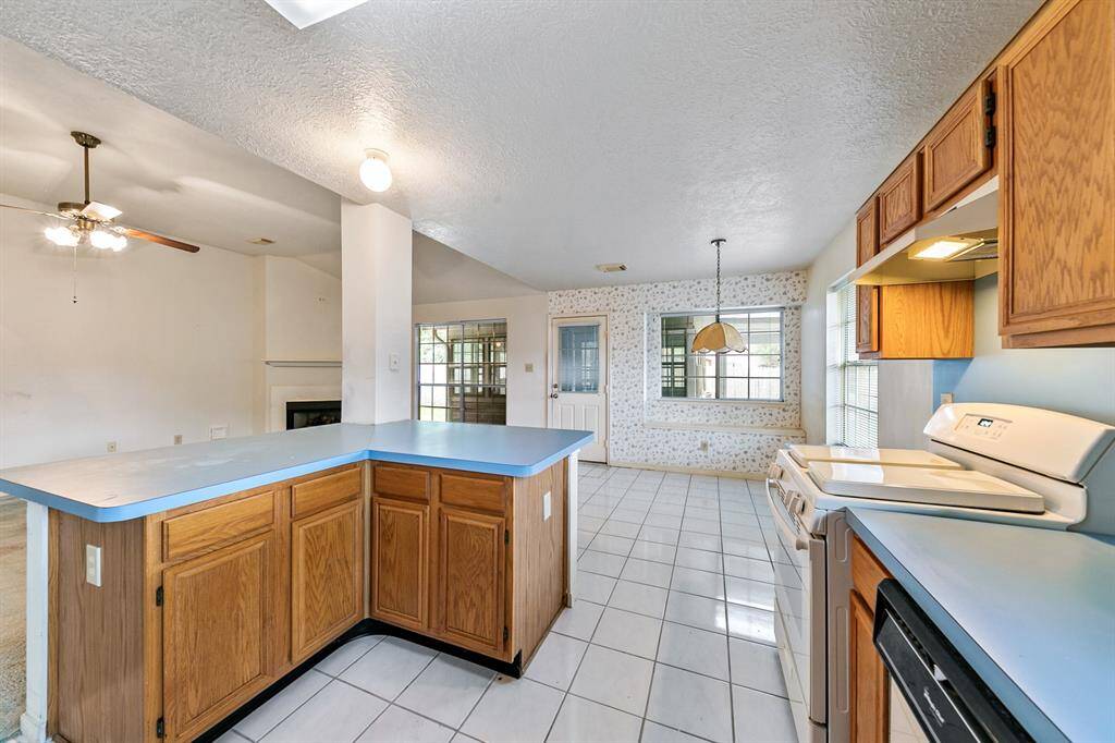 This home has a great open floor-plan throughout. Previous photos from 2022 Prior to freeze