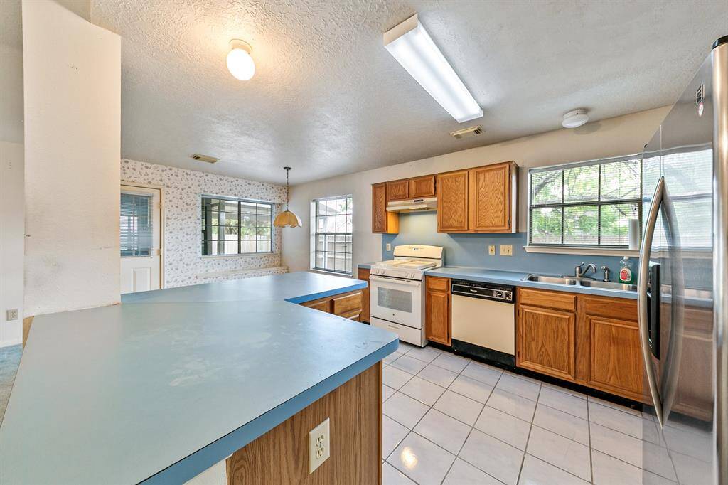There is no shortage of counter space in the kitchen! Previous photos from 2022 Prior to freeze