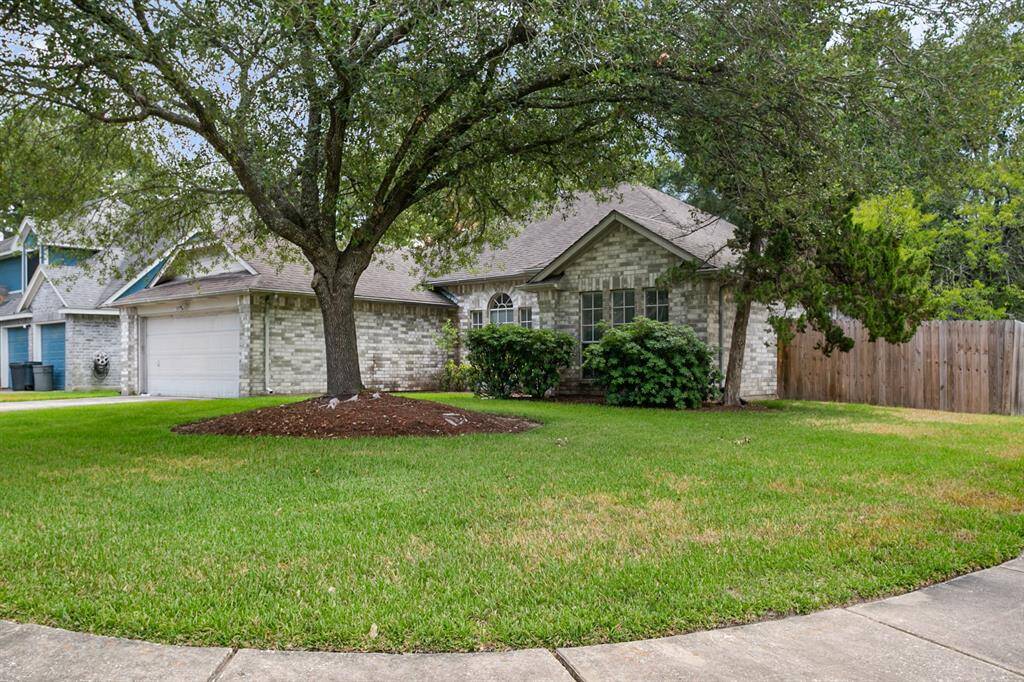 This one-story home is in a great location only minutes from shopping and dining! Previous photos from 2022 Prior to freeze
