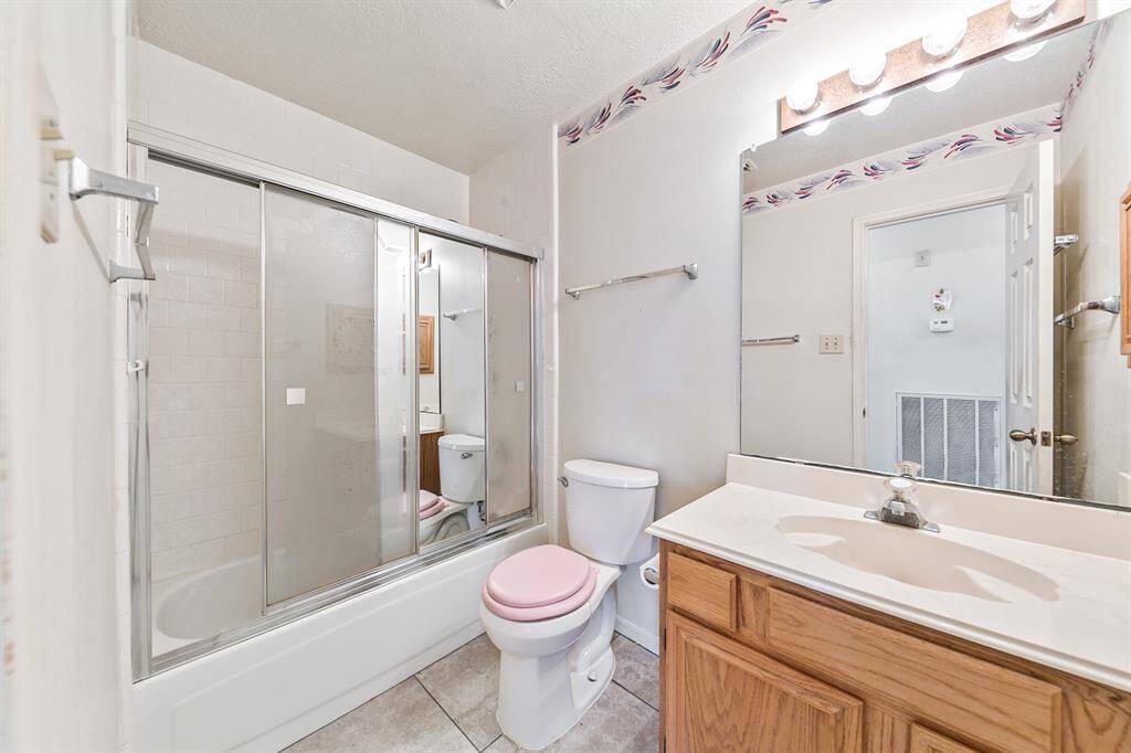The second full bath features a tub/shower combination. Previous photos from 2022 Prior to freeze