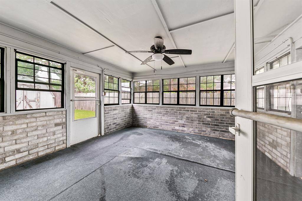 A view of the spacious sunroom! Previous photos from 2022 Prior to freeze