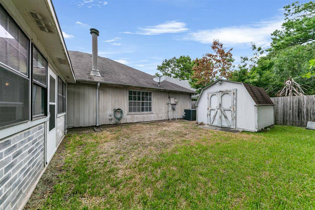 This home has a nice-sized backyard with an additional owner hang out area. Great opportunity to make it a he shed/she shed or separate office space! Previous photos from 2022 Prior to freeze