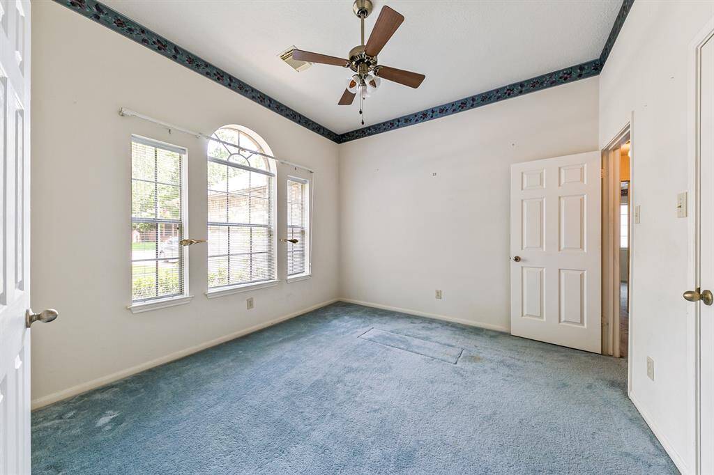 This property has a great, open floor plan.Previous photos from 2022 Prior to freeze