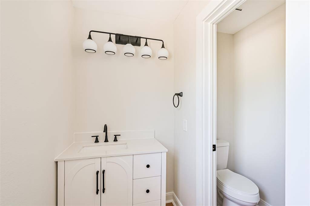 Secondary Bath, Mirror is included