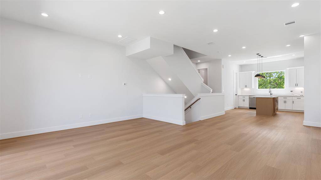 Abundant natural light poursthrough windows, creating a brightand inviting atmosphere.