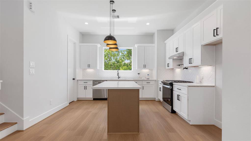 The kitchen, an integral part of thishome's open-concept design,seamlessly flows off the living room,creating a harmonious andconnected living space.