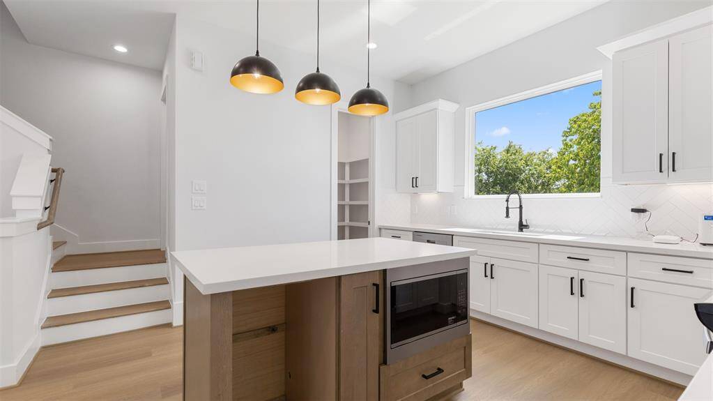 Adorned with a tasteful breakfast bar,the island seamlessly blendspracticality with style, making it theperfect place for quick meals orsocializing while cooking.