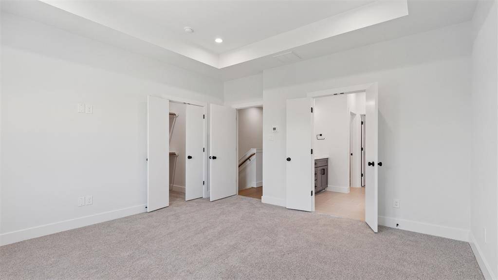 Soft carpetingunderfoot adds a touch of luxury,creating a warm and invitingatmosphere that extends throughoutthe space.