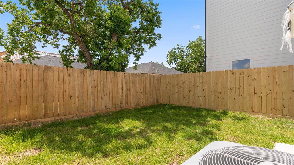 Come and see this spaciousbackyard!