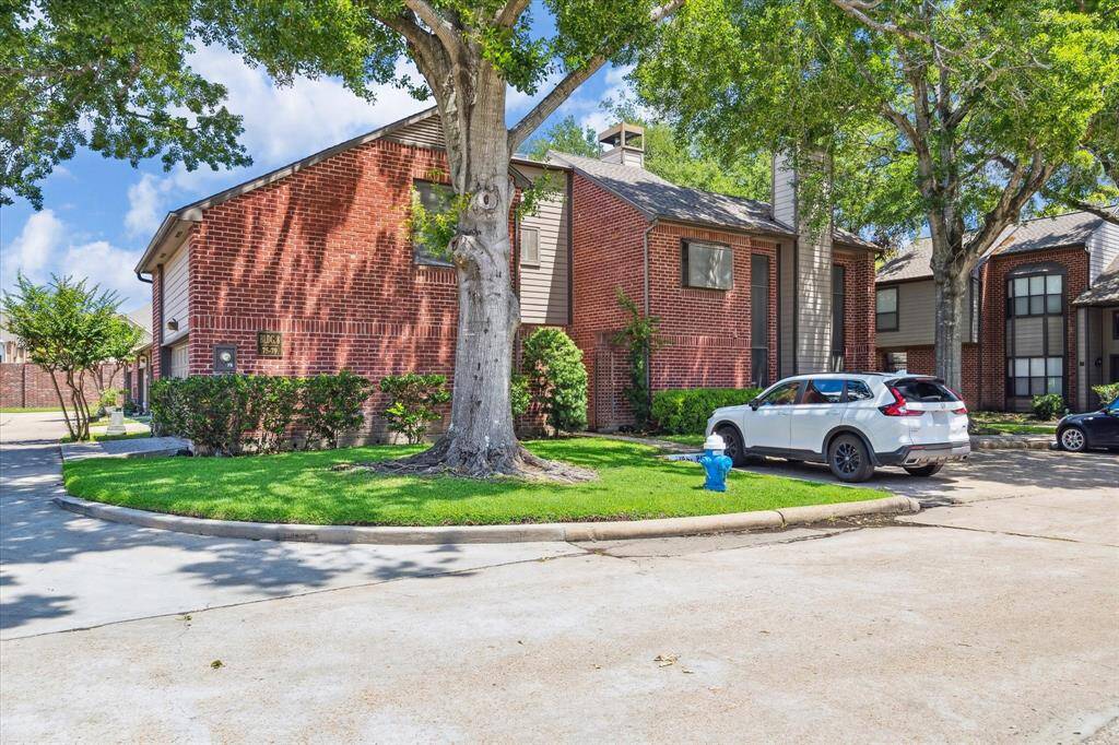 Controlled access complex with staffed gate, lush landscaping, area pool, tennis courts & club house that is just minutes from the world renown Texas Medical Center.