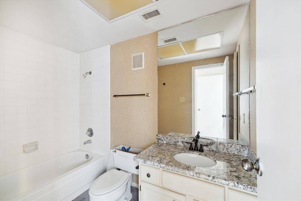 2ndary upstairs bdrm with en suite bath.