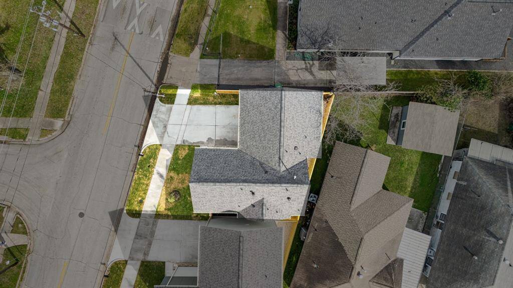 This home sits on a spacious urban lot with a low maintenance front yard and bonus side yard! Plenty of space to accommodate guest parking and situated on a quiet street in EaDo District.