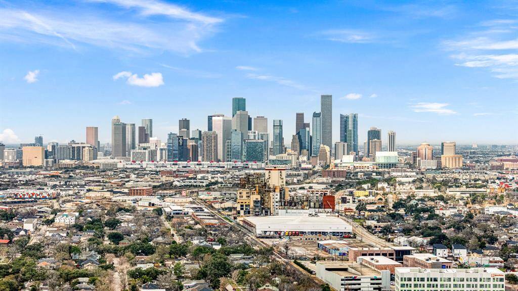 This home enjoys the perfect balance of a peaceful residential setting while being conveniently close to the city's dynamic urban core. With a short drive of approximately 10 minutes, you can access Downtown’s thriving business district, top dining spots, entertainment venues, and cultural attractions.