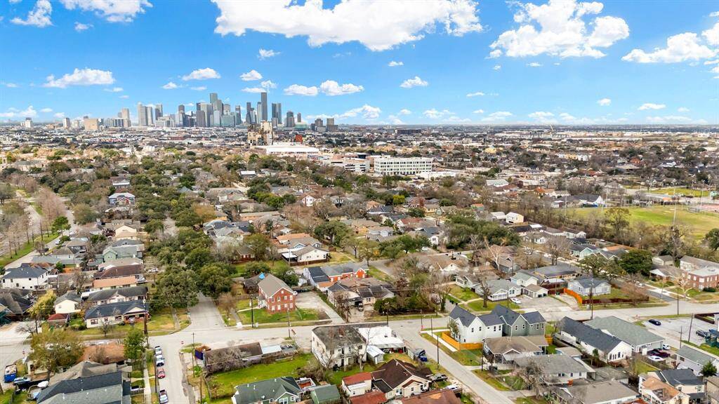 This home enjoys the perfect balance of a peaceful residential setting while being conveniently close to the city's dynamic urban core. With a short drive of approximately 10 minutes, you can access Downtown’s thriving business district, top dining spots, entertainment venues, and cultural attractions.