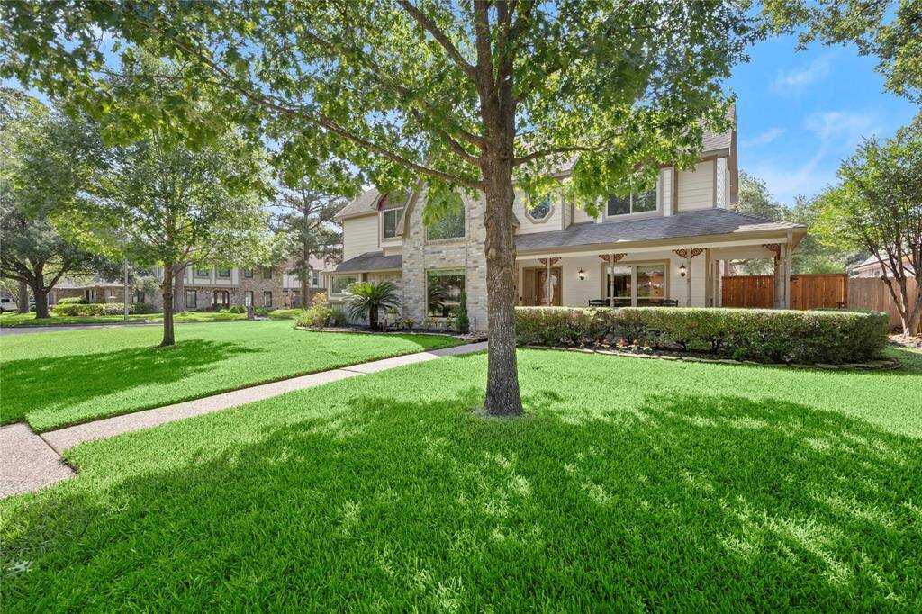 This home has outstanding curb appeal with its perfectly landscaped yard including fresh mulch, manicured shrubbery, mature oak trees and stone-lined flower beds.  This home is a must see!