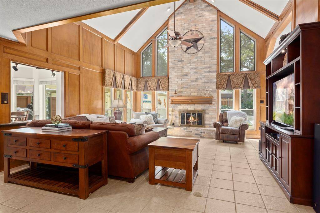 Light is key in this family room.  It’s a great spot to lay back and enjoy the sunlight streaming through these splendid windows. This would be a great spot to read your book, play a game or watch a movie and have popcorn on family night.