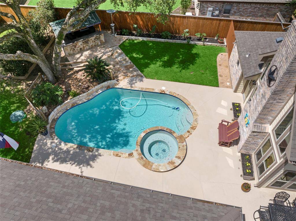 What an amazing home, pool, spa, yard, patio and "bar and grill" house, just to name a few.  This home has it all and will not last long!  Act quickly so that it can be your family's home!