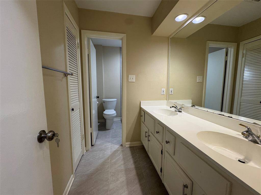 En suite connects to the downstairs bedroom