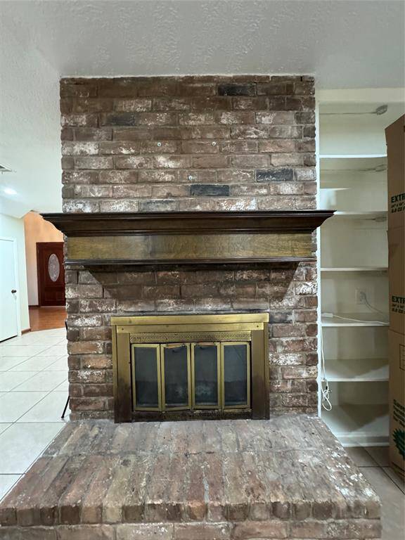 Home Features working Wood Fireplace
