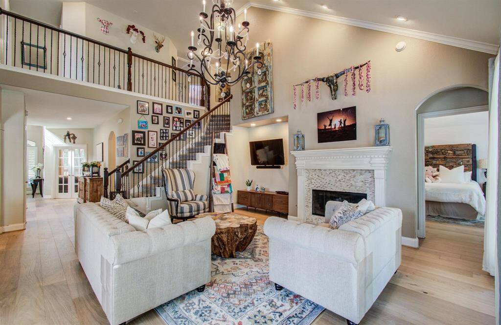This room makes a statement, with plenty of toom to gather.