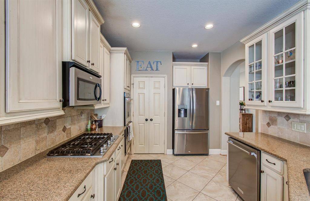 Enjoy and gas cook top and double ovens with a large pantry.