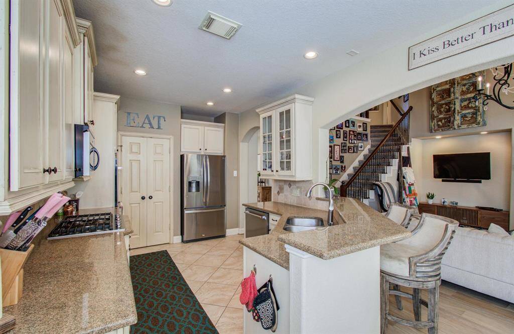 Kitchen aid appliances in the ovens and dishwasher were recently replaced.