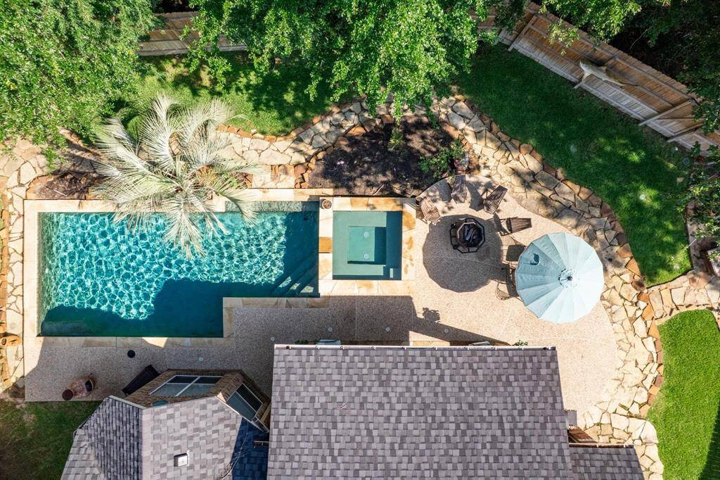STUNNING modern pool and spa with extra yard space!