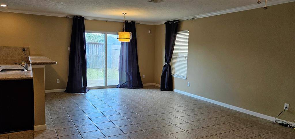 GREAT SPACE WITH ENDLESS OPTIONS TO ARRANGE FURNITURE