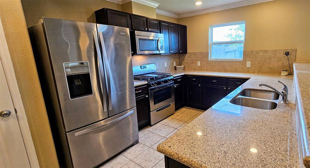 LARGE KITCHEN WITHG LOITS OF COUNTER SPACE AND STORAGE!