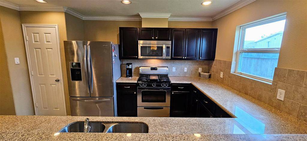 ANOTHER VIEW OF THIS FABULOUS KITCHEN