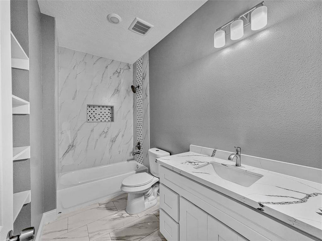Check out the detail on tiled shower walls in this full second bath.