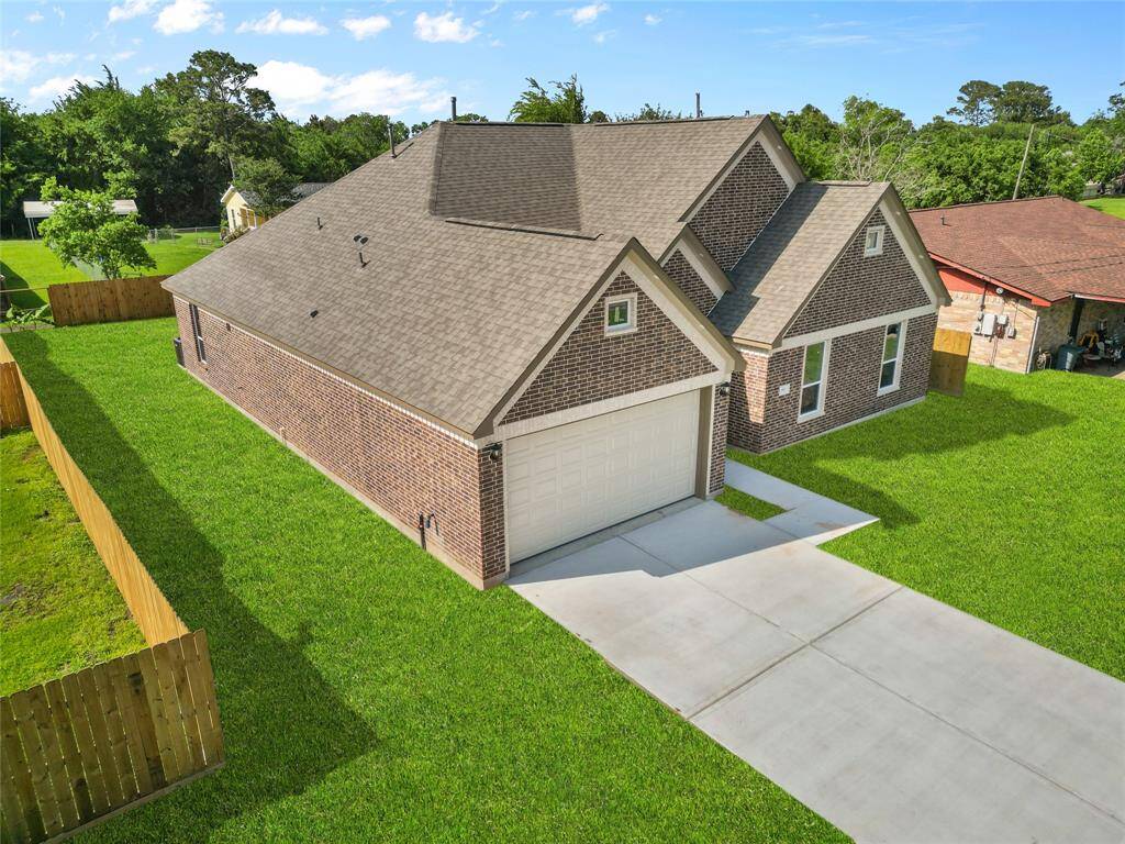 Beautiful home in a quiet neighborhood;with a short golf cart drive to Sylvan beach park and surrounding restaurants. Side yard would be great for additional parking for you golf cart, boat storage.