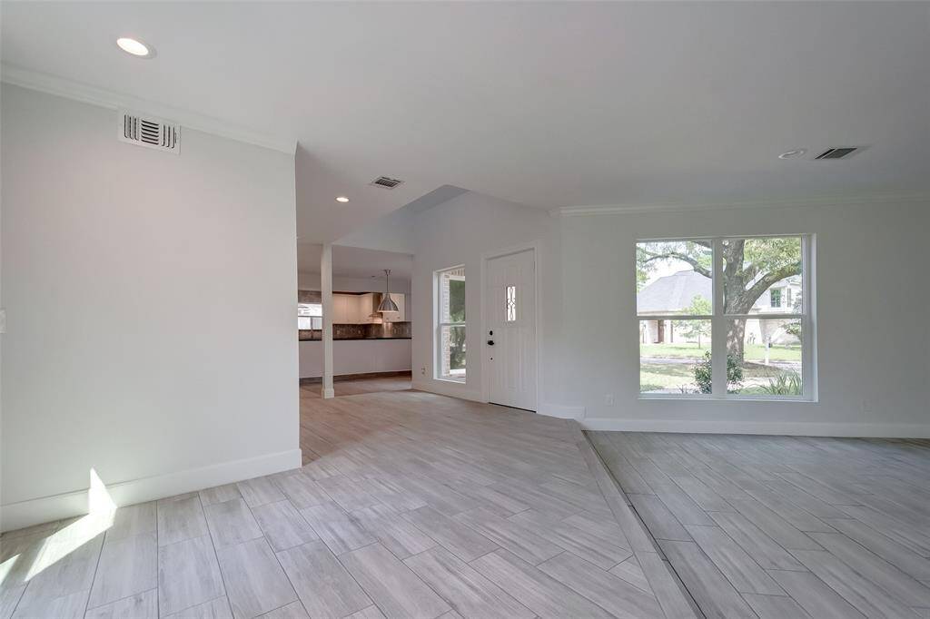 Open transition between the living room, dinning room and kitchen.