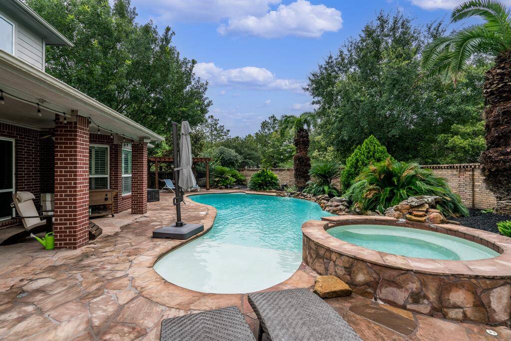 Pool with a lot of space, cover patio and a pavilion to enjoy the summer with family and friends