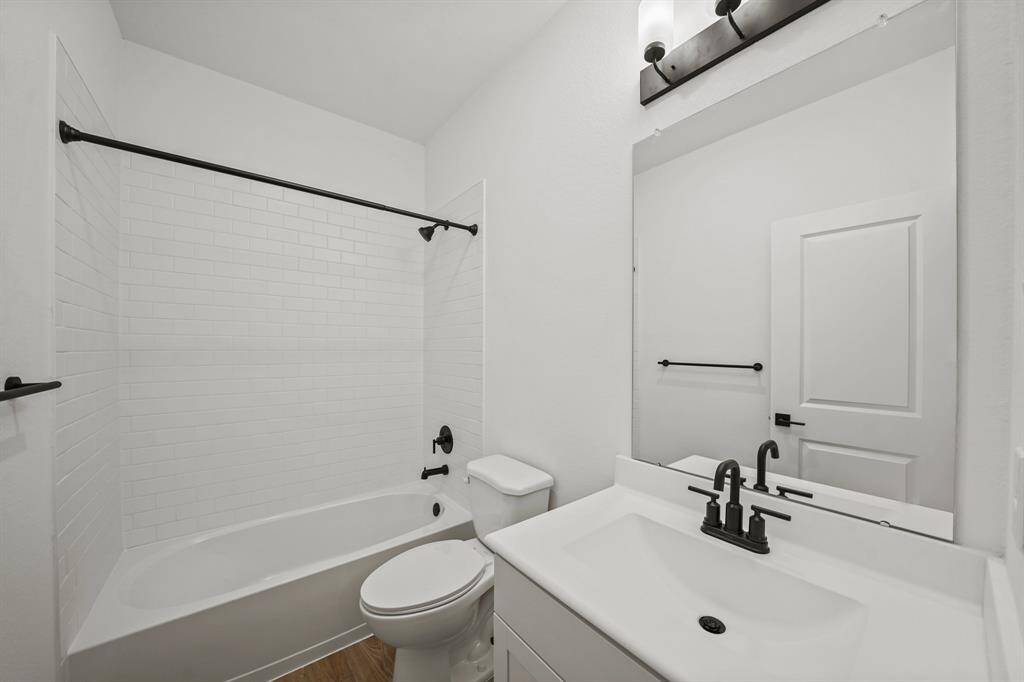 Hall bath (*Photo not of actual home and used for illustration purposes only.)
