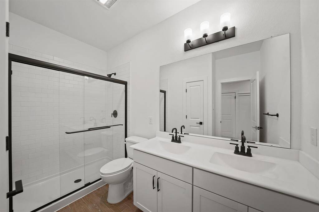 Hall bath 2 (*Photo not of actual home and used for illustration purposes only.)