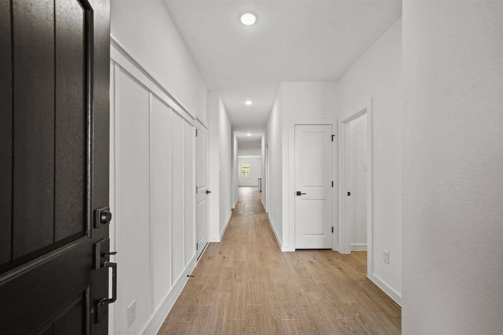 Welcoming foyer with feature wall(*Photo not of actual home and used for illustration purposes only.)