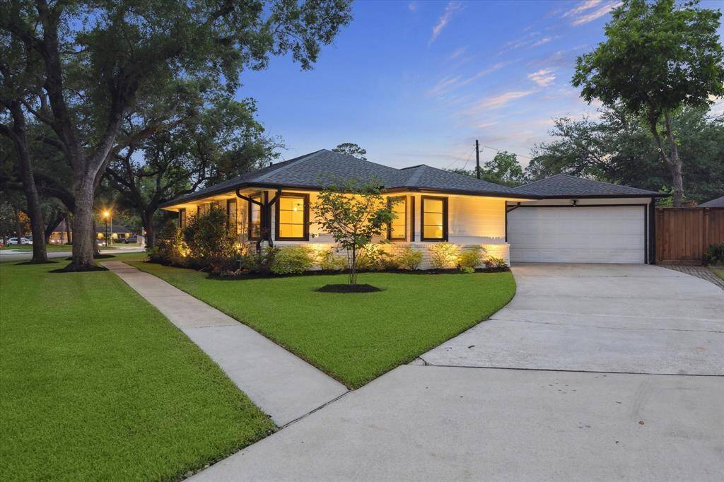 Spacious driveway with ample parking.