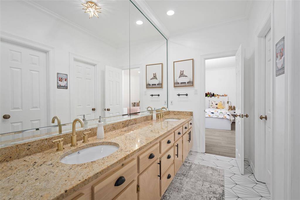Re-modeled Hollywood bathroom connects bedrooms 2 and 3. Dual sinks, separate room with tub. Separate toilet room.