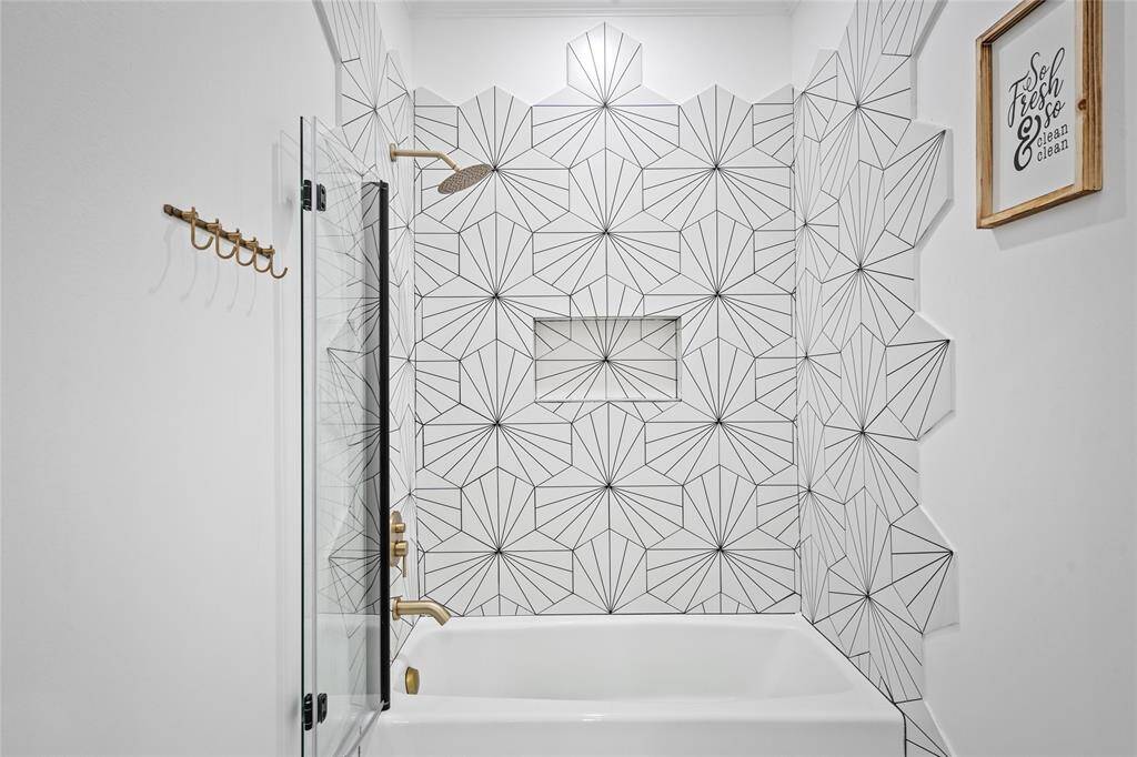 Re-modeled Hollywood bathroom connects bedrooms 2 and 3. Dual sinks, separate room with tub. Separate toilet room.
